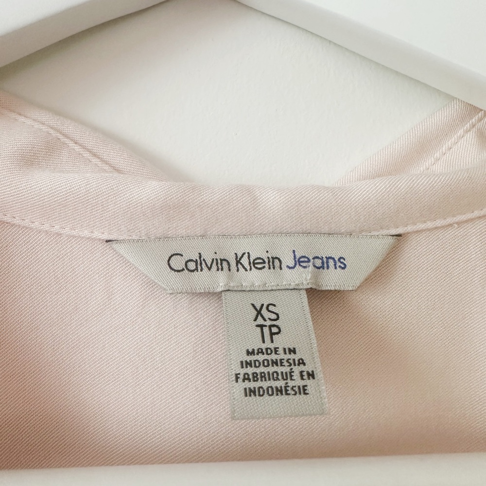 ⛱️ 2/20$ Calvin Klein button up size medium 100% viscose in light pink colour. - Picture 5 of 8